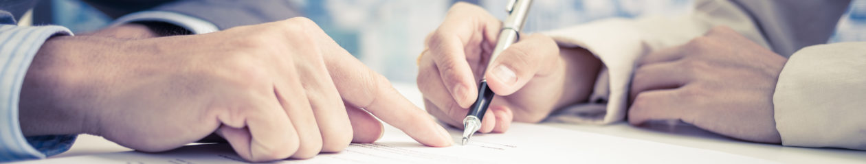 [:en]Lawyer helping client complete documents[:]